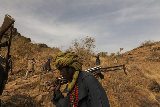 fot. Adriane Ohanesian, Sudan, członkowie Armii Wyzwolenia Sudanu wspinają się ku linii frontu w centralnym Darfurze
