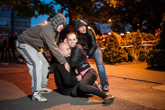 fot. Adam Konarski, Fakt. 1.miejsce w kategorii Wydarzenia

Wrocław. Zamieszki pod komisariatem policji Wrocław Stare Miasto wybuchły po tym, jak zatrzymany na wrocławskim Rynku 25-letni Igor Stachowiak zmarł podczas przesłuchania. Protestująca para podnoszona jest przez kolegów podczas wymarszu oddziału prewencji z posterunku. 18 maja 2016