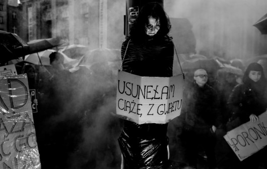fot. Andrzej Grygiel, PAP. 2. miejsce w kategorii Wydarzenia

Katowice. Czarny Protest – ogólnopolska demonstracja kobiet przeciwko zaostrzeniu przepisów dotyczących aborcji. Na zdjęciu: protestujący w Katowicach. 3 października 2016