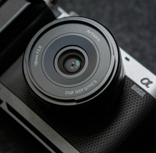 7Artisans AF 18 mm f/2 Lite - niezwykle kompaktowa, a jednocześnie solidna i niedroga stałka do aparatów APS-C