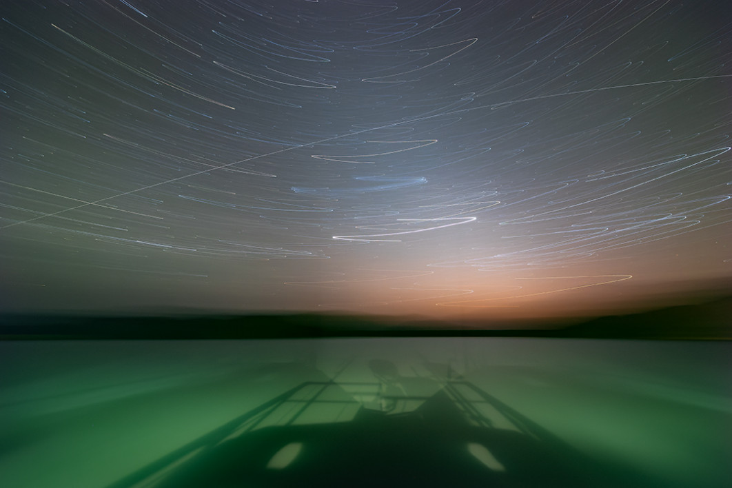 Fot. Alex van Harmelen, "Trails at rest", 2. miejsce w kat. Skyscapes / ZWO Astronomy Photographer of the Year 2025