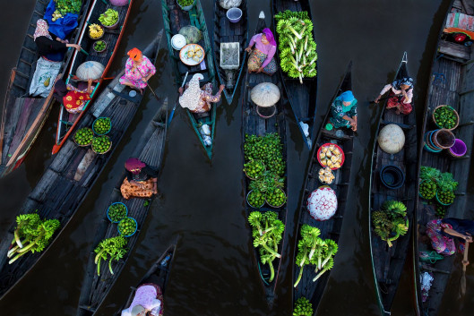 Sina Falker, FLOATING MARKET, I miejsce w kategorii Splash of Colors Siena International Photo Awards 2018