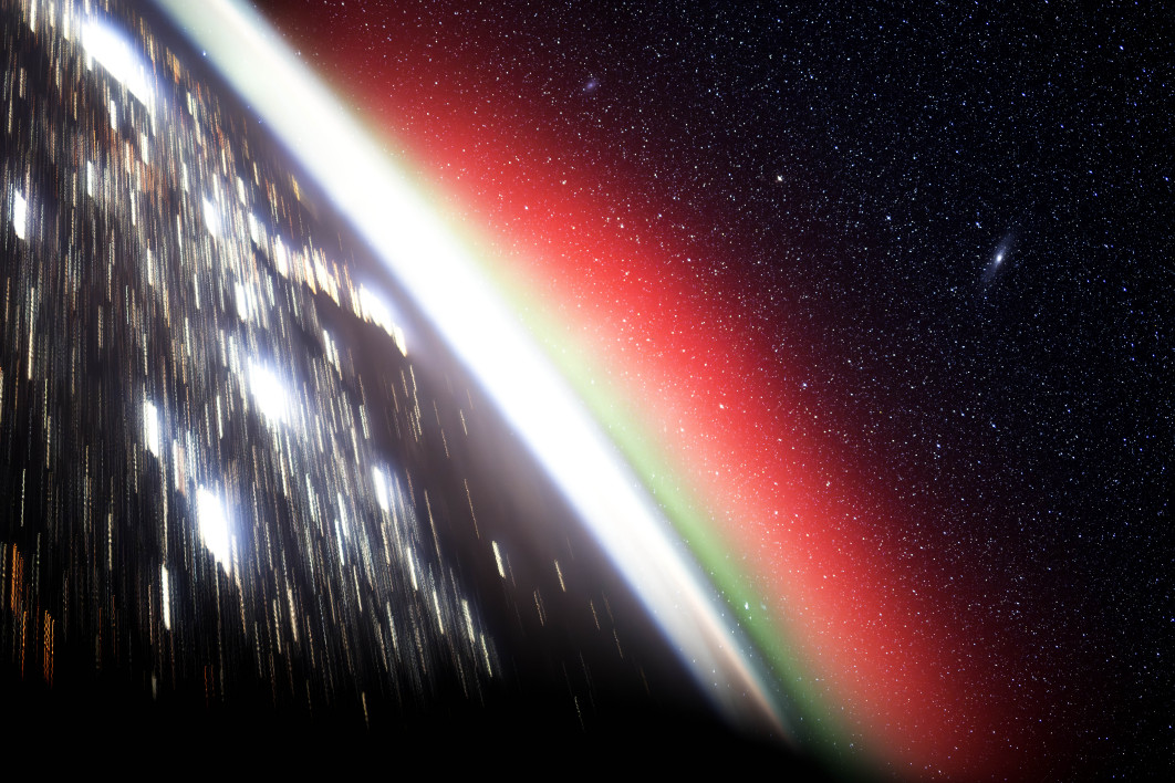 Fot. Don Petit, "Earth from Orbit", zdjęcie pozakonkursowe wykonane przez kosmonautę na pokładzie ISS, które będzie prezentowane w ramach tegorocznej wystawy APOTY.

To jedno z serii zdjęć wykonanych z pokładu Międzynarodowej Stacji Kosmicznej (ISS) przy użyciu własnoręcznie zbudowanego mechanizmu śledzącego ruch gwiazd. Urządzenie, wykonujące pełny obrót co 90 minut, kompensuje zmiany orientacji ISS, dzięki czemu odległe gwiazdy rejestrują się jako nieruchome punkty, podczas gdy Ziemia wciąż obraca się poniżej - co wcześniej było niewykonalne w fotografii orbitalnej.