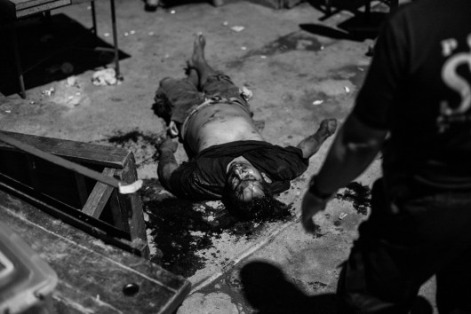 fot. Mariusz Janiszewski, „Doc! Photo Magazine”. 1 miejsce w kategorii Wydarzenia / Reportaże.

Filipiny. Osiem miesięcy, ponad 10 tys. zabitych – taki jest bilans rządów Rodriga Duterte, nowego prezydenta Filipin, i jego wojny z gangami narkotykowymi. Więzienia są przepełnione, egzekucje często wykonuje się jedynie na podstawie poszlak, bez procesów. Przyzwolenie na zabijanie wyzwoliło w policjantach najgorsze instynkty. Giną niewinni, w tym kobiety i dzieci. 27 stycznia – 12 lutego 2017.