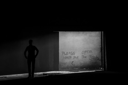 fot. Szymon Barylski, „The Irish Times”. 2. miejsce w kategorii Wydarzenia / Reportaże.

Serbia, Belgrad. Okolice głównego dworca kolejowego w Belgradzie, gdzie schronienia szuka ok. 1 tys. uchodźców. Magazyny okupowane są przez mężczyzn i nieletnich pochodzących głównie z Pakistanu i Afganistanu. Tłoczą się w opuszczonych budynkach, w których panują straszne warunki sanitarne. Obawiają się też o swoje bezpieczeństwo. Serbia stała się kluczowym punktem tranzytowym dla uchodźców, którzy chcą rozpocząć nowe życie w Europie Zachodniej. Od kiedy wiosną 2016 roku droga bałkańska do Europy Zachodniej została oficjalnie zamknięta, uchodźcy są zdani na siebie. Próbują przekroczyć granicę chorwacko-serbską i węgiersko-serbską, gdzie spotykają się z niezwykłą brutalnością policji i straży granicznej. Są zamykani w aresztach, bici, okradani i upokarzani. Pomimo tej sytuacji i stanu, w jakim się znajdują, starają się żyć „normalnym” życiem. 28 lutego – 11 marca 2017.
