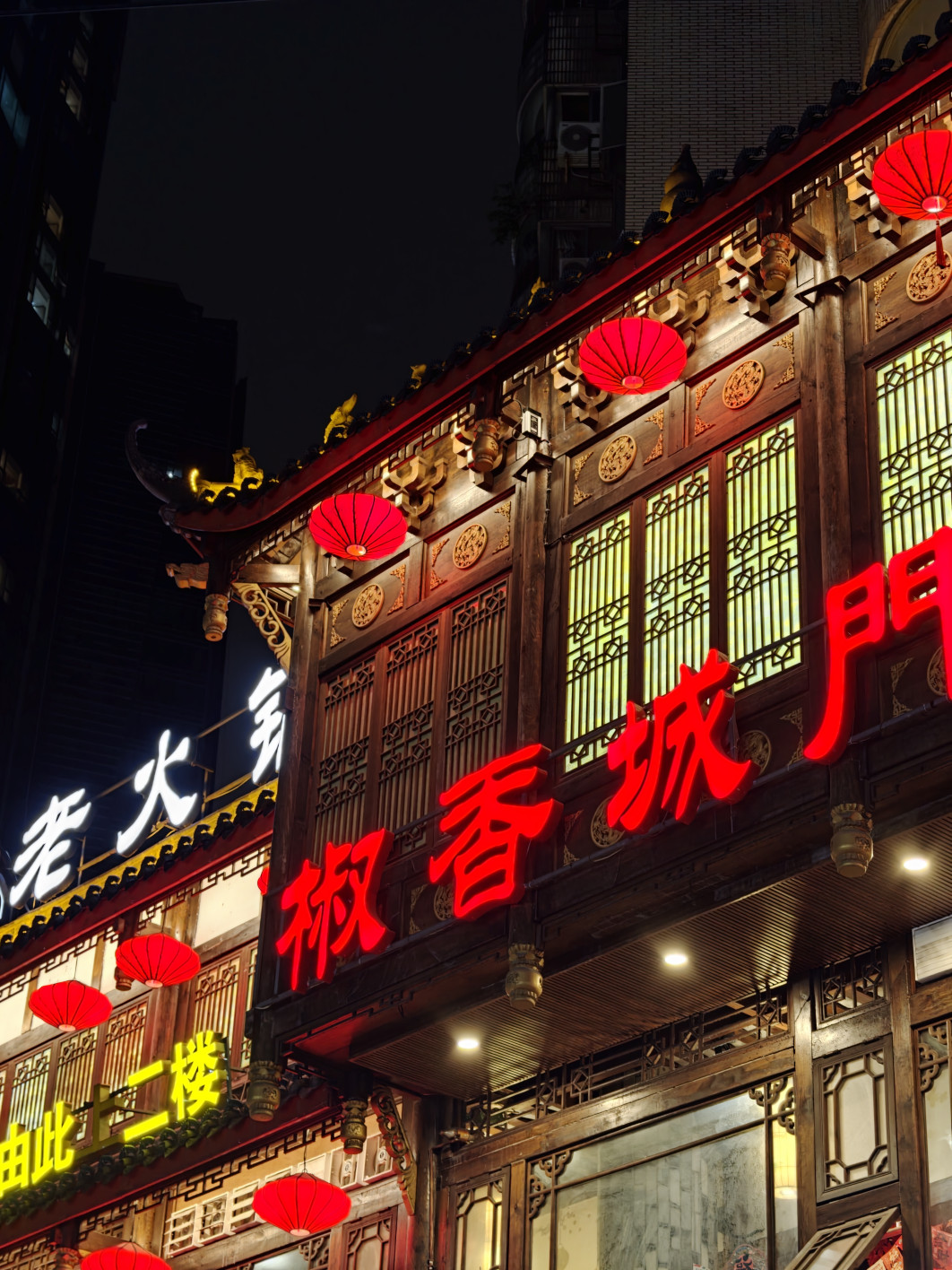 1/33 s, f/2.2, ISO 800, 20.1 mm