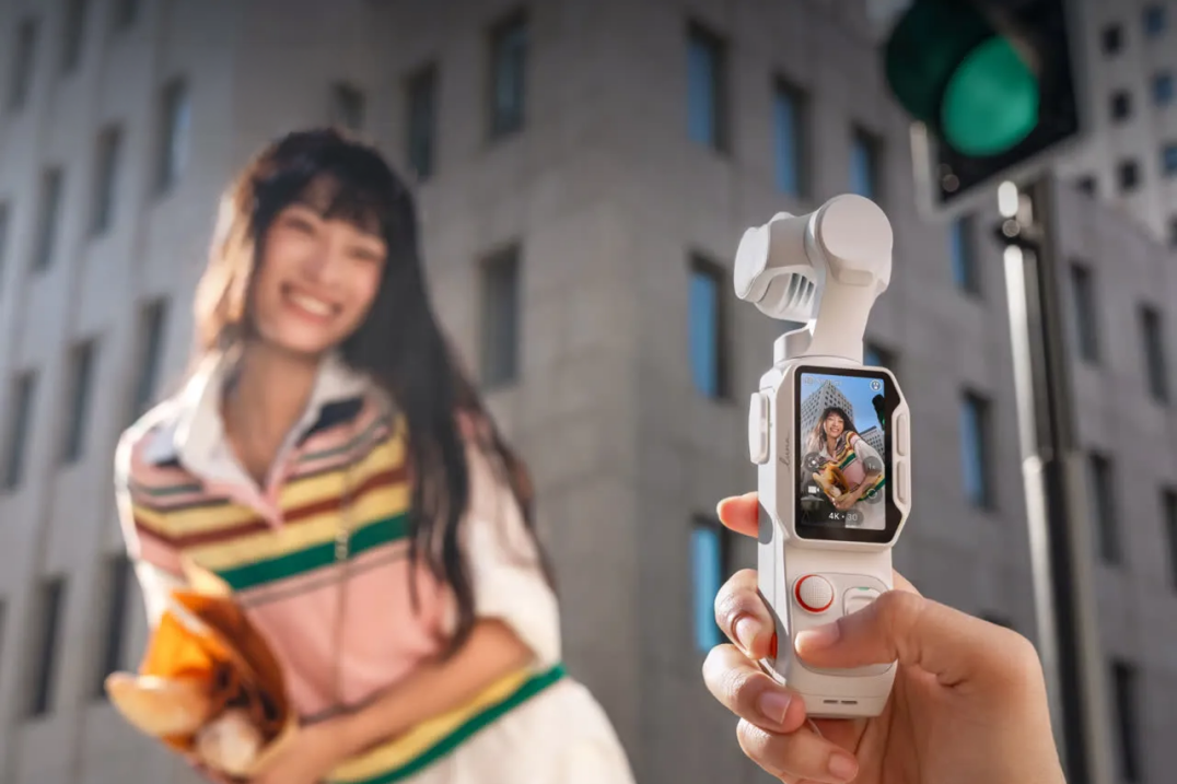 Insta360 Luna Pro - kamerka gimbalowa 8K z odłączanym ekranem OLED