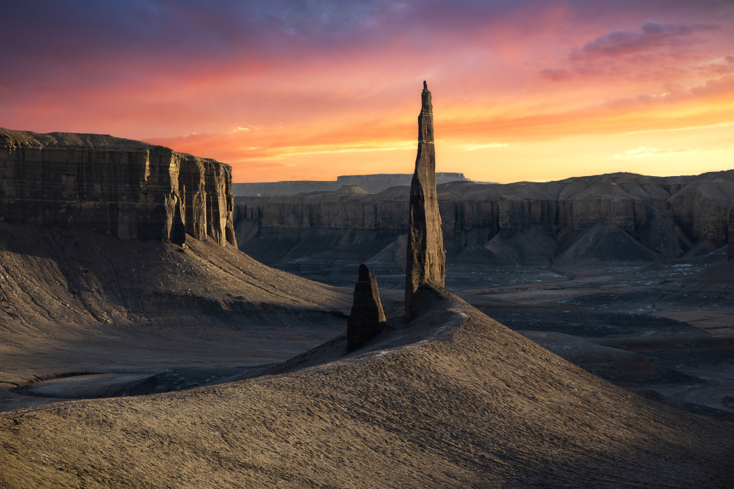 <center>fot. Marcin Zając </br>

Wyróżnienie w kategorii Krajobraz w konkursie otwartym Sony World Photography Awards 2024</br>

Dziwna iglica wystaje z jałowego krajobrazu Utah Badlands, kąpiąc się w złotym świetle zachodzącego słońca. Wysoki na 25 metrów, jego nieziemski wygląd bardziej przypomina film Gwiezdne Wojny niż cokolwiek, co można by zobaczyć na Ziemi.</center>