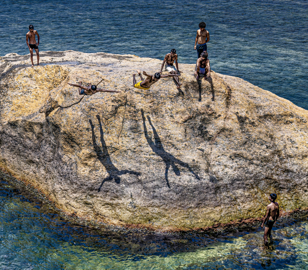 <center>fot. Ryszard Zembrzuski</br>

Wyróżnienie w kategorii Ruch w konkursie otwartym Sony World Photography Awards 2024</br>

Chłopcy skaczący ze skały do oceanu w pobliżu murów obronnych kolonialnej fortyfikacji na Sri Lance.</center>