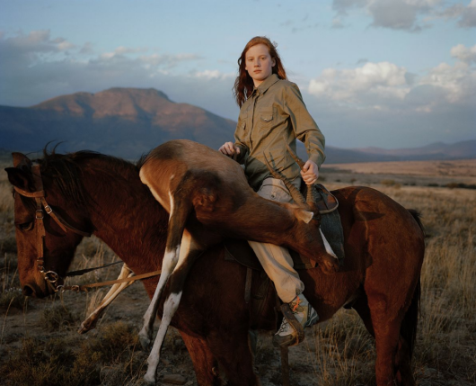 David Chancellor „Trophy hunting - should we kill animals to save them?“, I miejsce w kategorii Storyboard Siena International Photo Awards 2018 | Każdego roku przychody rzędu setek milionów federalnych podatków akcyzowych, nakładanych na myśliwych są kierowane bezpośrednio do zarządzania dziką fauną i florą oraz związanych z nimi działalnościami. Istnieją myśliwi, którzy twierdzą, że starannie regulowane i kosztowne polowania stanowią zrównoważony sposób ochrony zarówno gatunków, jak i siedlisk. Inni twierdzą, że dzika zwierzyna jest „wersją ropy naftowej“ na kontynencie, która też kiedyś się skończy.