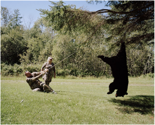 David Chancellor „Trophy hunting - should we kill animals to save them?“, I miejsce w kategorii Storyboard Siena International Photo Awards 2018 | Każdego roku przychody rzędu setek milionów federalnych podatków akcyzowych, nakładanych na myśliwych są kierowane bezpośrednio do zarządzania dziką fauną i florą oraz związanych z nimi działalnościami. Istnieją myśliwi, którzy twierdzą, że starannie regulowane i kosztowne polowania stanowią zrównoważony sposób ochrony zarówno gatunków, jak i siedlisk. Inni twierdzą, że dzika zwierzyna jest „wersją ropy naftowej“ na kontynencie, która też kiedyś się skończy.