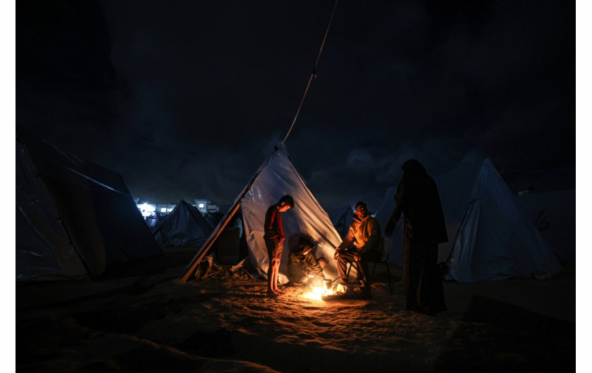 Fot. Mustafa Hassona, The Israeli-Palestinian conflict, 1. miejsce ex-aequo w kat. Storyboard / Siena international Photo Awards 2024Począwszy od 8 października 2023 r. nieustanne bombardowania prowadzone przez izraelską armię spustoszyły Strefę Gazy, prowadząc do śmierci dziesiątek tysięcy Palestyńczyków, głównie kobiet i dzieci. Armia izraelska zainicjowała relokację mieszkańców z północnych regionów Strefy na południe, ułatwiając bombardowania i inwazje w celu obalenia rządów palestyńskiego ruchu Hamas. Siły Hamasu przeprowadziły naloty na obiekty wojskowe wzdłuż granicy Strefy Gazy z Izraelem, co doprowadziło do aresztowania dziesiątek Izraelczyków.