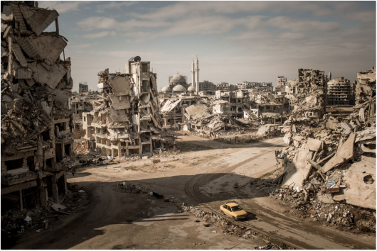 Christian Werner „Road to Ruin“, II miejsce w kategorii Storyboard Siena International Photo Awards 2018 | Wraz z upadkiem Aleppo, reżim Bashara Assada po raz kolejny kontroluje drugie co do wielkości miasto w kraju. Ale czy możliwe jest pojednanie? „Pójdź za mną w podróż po stanie dyktatora w gruzach.“ Przez ponad cztery lata różne grupy rebeliantów kontrolowały sąsiedztwo al-Shaar, ale syryjskie i rosyjskie myśliwce niedawno przekształciły połowę miasta w gruz. Rebelianci i ich zwolennicy opuścili miasto, a po zwycięstwie reżimu pozostali tylko ci, którzy popierają prezydenta. Wizyta w Syrii Assada jest jak wejście w apokaliptyczny świat.