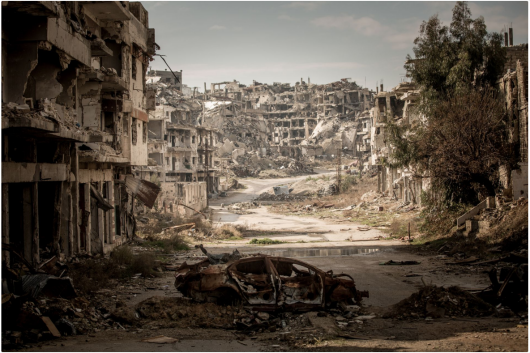 Christian Werner „Road to Ruin“, II miejsce w kategorii Storyboard Siena International Photo Awards 2018 | Wraz z upadkiem Aleppo, reżim Bashara Assada po raz kolejny kontroluje drugie co do wielkości miasto w kraju. Ale czy możliwe jest pojednanie? „Pójdź za mną w podróż po stanie dyktatora w gruzach.“ Przez ponad cztery lata różne grupy rebeliantów kontrolowały sąsiedztwo al-Shaar, ale syryjskie i rosyjskie myśliwce niedawno przekształciły połowę miasta w gruz. Rebelianci i ich zwolennicy opuścili miasto, a po zwycięstwie reżimu pozostali tylko ci, którzy popierają prezydenta. Wizyta w Syrii Assada jest jak wejście w apokaliptyczny świat.