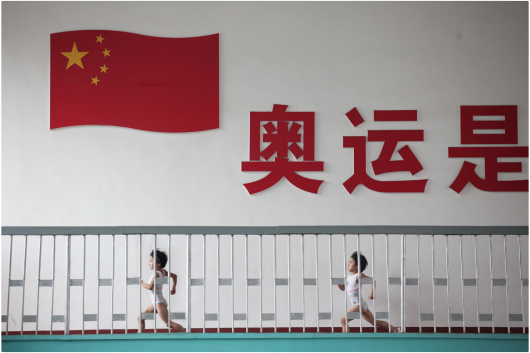 Peng Yuan „The twins’ gymnastics dream“, III miejsce w kategorii Storyboard Siena International Photo Awards 2018 | „Kiedy odkryłem te bliźniaki w szkole gimnastycznej, postanowiłem uchwycić ich koordynację telepatyczną, wzajemną pomoc i wzajemne zależności w codziennym treningu. Skupiłem się również na uchwyceniu ich indywidualnych różnic w treningu, szczególnie w prostych ruchach obowiązkowych. Ciężko pracowałem, aby znaleźć i uchwycić ich różnice w nadziei ujawnienia cech i form bliźniaków w sporcie wyczynowym. Zdjęcia zostały zrobione głównie w szkole gimnastycznej w Jining City w Chinach. Dwoje dzieci urodziło się w 2007 roku. Ich imiona to Liu Bingqing i Liu Yujie“ - opisuje Peng Yuan.