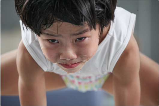 Peng Yuan „The twins’ gymnastics dream“, III miejsce w kategorii Storyboard Siena International Photo Awards 2018 | „Kiedy odkryłem te bliźniaki w szkole gimnastycznej, postanowiłem uchwycić ich koordynację telepatyczną, wzajemną pomoc i wzajemne zależności w codziennym treningu. Skupiłem się również na uchwyceniu ich indywidualnych różnic w treningu, szczególnie w prostych ruchach obowiązkowych. Ciężko pracowałem, aby znaleźć i uchwycić ich różnice w nadziei ujawnienia cech i form bliźniaków w sporcie wyczynowym. Zdjęcia zostały zrobione głównie w szkole gimnastycznej w Jining City w Chinach. Dwoje dzieci urodziło się w 2007 roku. Ich imiona to Liu Bingqing i Liu Yujie“ - opisuje Peng Yuan.