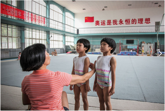 Peng Yuan „The twins’ gymnastics dream“, III miejsce w kategorii Storyboard Siena International Photo Awards 2018 | „Kiedy odkryłem te bliźniaki w szkole gimnastycznej, postanowiłem uchwycić ich koordynację telepatyczną, wzajemną pomoc i wzajemne zależności w codziennym treningu. Skupiłem się również na uchwyceniu ich indywidualnych różnic w treningu, szczególnie w prostych ruchach obowiązkowych. Ciężko pracowałem, aby znaleźć i uchwycić ich różnice w nadziei ujawnienia cech i form bliźniaków w sporcie wyczynowym. Zdjęcia zostały zrobione głównie w szkole gimnastycznej w Jining City w Chinach. Dwoje dzieci urodziło się w 2007 roku. Ich imiona to Liu Bingqing i Liu Yujie“ - opisuje Peng Yuan.
