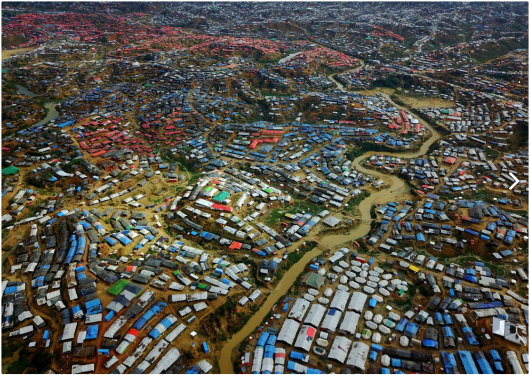 Paula Bronstein „The unwanted, the Rohingya“, III miejsce w kategorii Storyboard Siena International Photo Awards 2018 | Bezpaństwowcowi, splątani i niechciani: przez większość buddyjskiej Mjanmy zmagał się z głęboko zakorzenioną nienawiścią do społeczności Rohingya (w zachodnim stanie Rakhine). Ta muzułmańska mniejszość etniczna była zawsze uważana za „nielegalnego imigranta z Bangladeszu“ i pozbawiona praw obywatelskich. Rząd Mjanmy nałożył surowe ograniczenia na swobodę przemieszczania się, edukację państwową, służbę cywilną i opiekę zdrowotną. Rohingya utrzymuje, że są oni rdzennymi mieszkańcami Zachodu. W efekcie atak na siły bezpieczeństwa państwowego przez powstańców Rohingya doprowadził do brutalnej represji wojskowej, która zmusiła ponad połowę kraju (ponad miliona ludzi) do ucieczki do sąsiedniego Bangladeszu, tworząc najszybszy transgraniczny exodus. Wielu uchodźców opowiadało o prawdziwym horrorze: gwałtach, zabójstwach, spaleniach setek wiosek. Poza tym tysiące dzieci, które podróżują same, są poważnie zagrożone handlem i wyzyskiem.