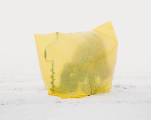 fot. Aleksey Kondratev, z cyklu Ice Fishers

Astana (Kazachstan) to jedna z najzimniejszych  i najmłodszych (od 1997 roku) stolic świata. Zimą temperatury sięgają tu 52 stopni Celsjusza poniżej zera. Sylwetki rybaków łowiących ryby na zamarzniętej rzecze Ishim kontrastują z futurystyczną wizją nowej stolicy.