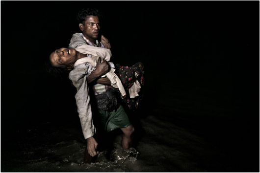 Paula Bronstein „The unwanted, the Rohingya“, III miejsce w kategorii Storyboard Siena International Photo Awards 2018 | Bezpaństwowcowi, splątani i niechciani: przez większość buddyjskiej Mjanmy zmagał się z głęboko zakorzenioną nienawiścią do społeczności Rohingya (w zachodnim stanie Rakhine). Ta muzułmańska mniejszość etniczna była zawsze uważana za „nielegalnego imigranta z Bangladeszu“ i pozbawiona praw obywatelskich. Rząd Mjanmy nałożył surowe ograniczenia na swobodę przemieszczania się, edukację państwową, służbę cywilną i opiekę zdrowotną. Rohingya utrzymuje, że są oni rdzennymi mieszkańcami Zachodu. W efekcie atak na siły bezpieczeństwa państwowego przez powstańców Rohingya doprowadził do brutalnej represji wojskowej, która zmusiła ponad połowę kraju (ponad miliona ludzi) do ucieczki do sąsiedniego Bangladeszu, tworząc najszybszy transgraniczny exodus. Wielu uchodźców opowiadało o prawdziwym horrorze: gwałtach, zabójstwach, spaleniach setek wiosek. Poza tym tysiące dzieci, które podróżują same, są poważnie zagrożone handlem i wyzyskiem.