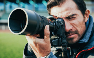 Olympus OM-D E-M1X - profesjonalny reporterski korpus Mikro Cztery Trzecie