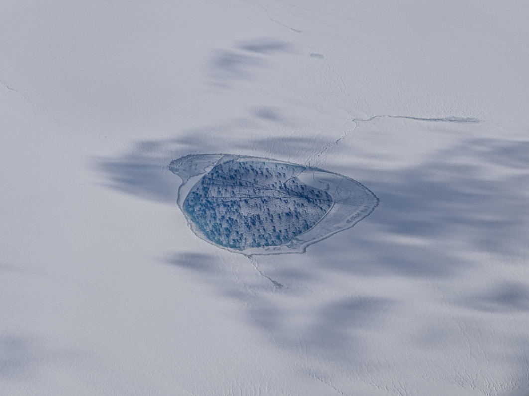 <strong>Royal Society Publishing Photography Competition, Zwycięzca kategorii Nauki o Ziemi i klimatologia, „Jezioro roztopowe na Grenlandii”, fot. David Garcia </strong></br>


Zdjęcie przedstawia supraglacjalne jezioro roztopowe na grenlandzkiej pokrywie lodowej, o szerokości od kilku metrów do kilku kilometrów. Coraz liczniejsze z powodu zmian klimatycznych, mogą nagle opróżnić się, jeśli pojawi się pęknięcie w lodzie, przyspieszając przepływ do oceanu. Pokrywa lodowa Grenlandii jest drugą co do wielkości masą lodu na naszej planecie, a jej stopnienie podniosłoby poziom morza o około 7 metrów. Zdjęcie zostało wykonane podczas lotu z Kangerlussuaq do Ilulissat, gdy pojawiło się małe okno światła. Wyglądało to wyjątkowo z powodu setek małych akwamarynowych struktur utworzonych przez proces topnienia i rozmrażania. Chociaż niektóre chmury rzucały cień na jezioro, byłem podekscytowany, że udało mi się uchwycić to zdjęcie.