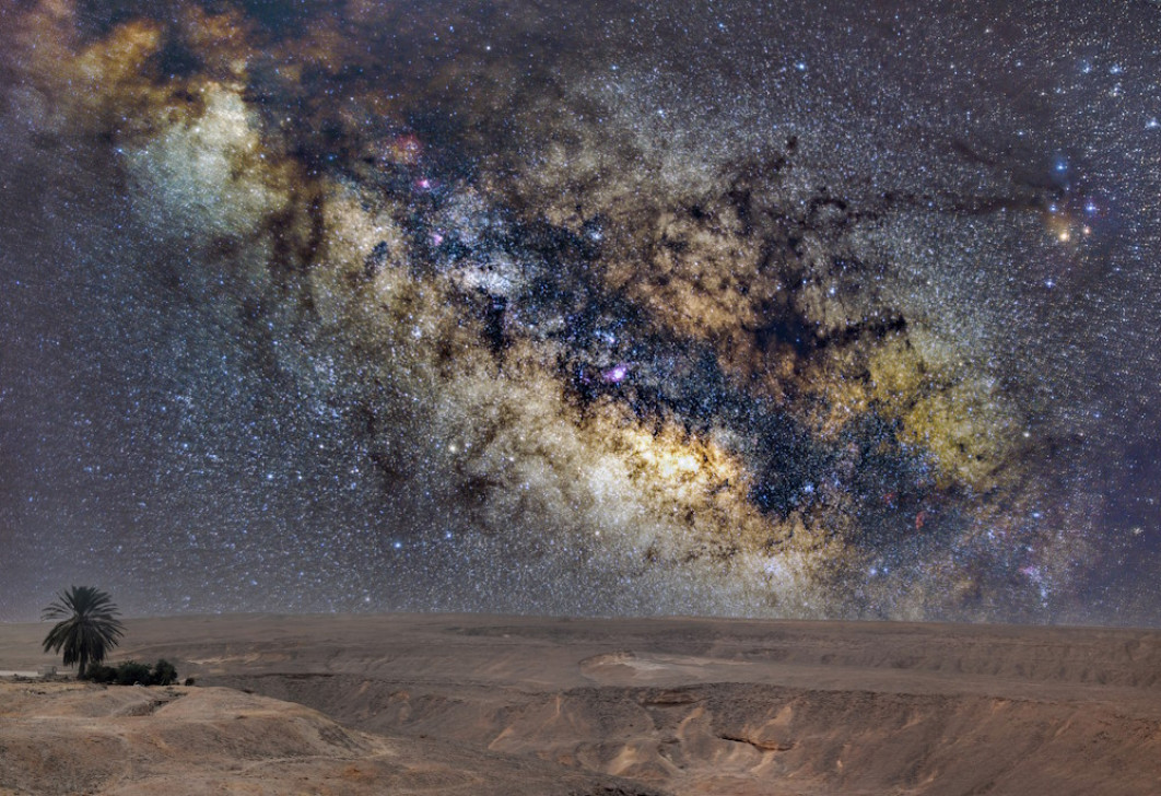 <strong>Royal Society Publishing Photography Competition, II miejsce w kategorii Astronomia,  „Piękno naszej Drogi Mlecznej”, fot. Mohamed Aboushelib </strong></br>


Zdjęcie galaktycznego jądra Drogi Mlecznej zostało wykonane z Obserwatorium Astronomicznego Kottamia w Egipcie. Udałem się z dala od miejskich świateł, aby skorzystać z ciemnego nieba i zarejestrować to piękno letniego nieba. Trzy noce zajęło mi zrobienie setek zdjęć i złożenie ich razem, wybierając najlepsze zdjęcia z łączną ekspozycją wynoszącą ponad pięć godzin. Wszystkie ujęcia były wykonane za pomocą trackera, aby móc zastosować długi naświetlania. Surowe zdjęcia zostały poddane edycji w programie Adobe Photoshop, aby pokazać szczegóły i kolory Drogi Mlecznej.