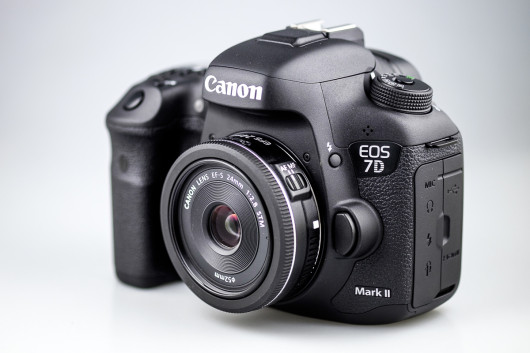 Canon 24mm f/2.8 EF-S STM z aparatem Canon EOS 7D Mark II