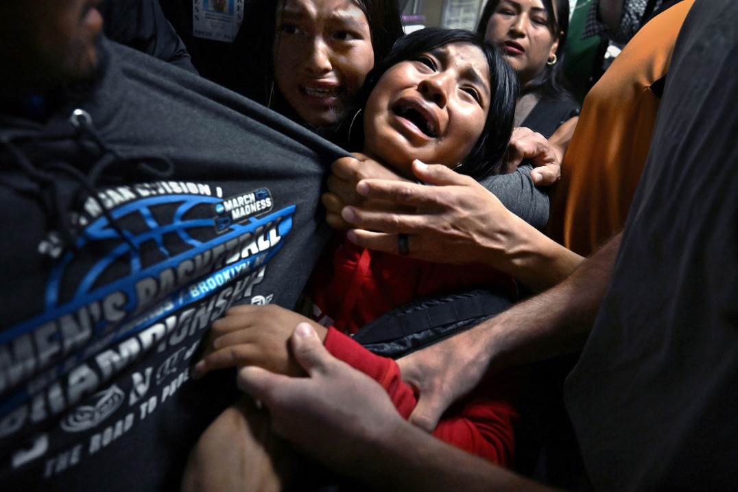 Zdjęciem „Rozdzieleni przez ICE” Carol Guzy wygrywa konkurs World Press Photo 2026