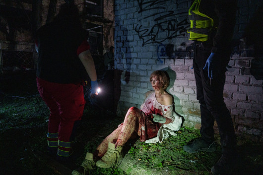 Fot. Evgeniy Maloletka, Russian Attack on Kyiv, Valeria Syniuk (lat 65) siedzi w pobliżu swojego poważnie uszkodzonego domu. Spała, gdy rosyjski pocisk zniszczył budynek naprzeciwko. Kijów, Ukraina, 24 kwietnia 2025 r., nagroda w kat. regionalnej Europe / World Press Photo 202624 kwietnia 2025 roku Rosja przeprowadziła jeden z najbardziej śmiercionośnych ataków na Kijów od początku pełnoskalowej inwazji na Ukrainę w 2022 roku. Kilka godzin po tym, jak międzynarodowe negocjacje pokojowe ponownie utknęły w martwym punkcie, rakiety i drony uderzyły w co najmniej pięć dzielnic mieszkalnych, zabijając 13 osób i raniąc 90. Nasilająca się rosyjska kampania powietrzna nadal pustoszy życie w całym kraju, systematycznie atakując infrastrukturę, szpitale i placówki edukacyjne. Do grudnia 2025 roku od początku inwazji zginęło co najmniej 14 775 cywilów. Kwiecień 2025 roku był najtragiczniejszym miesiącem pod względem liczby ofiar wśród dzieci od niemal trzech lat.