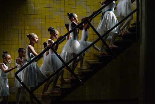 Fot. Ihsaan Haffejee, Joburg Ballet School, Młode tancerki i tancerze ze szkoły Joburg Ballet School za kulisami teatru Soweto Theatre podczas swojego występu na zakończenie roku. Soweto, Republika Południowej Afryki, 7 grudnia 2025 r. nagroda w kat. regionalnej Africa / World Press Photo 2026W czasach apartheidu w RPA balet był zajęciem zarezerwowanym wyłącznie dla białych. Dziś szkoła Joburg Ballet School oferuje dotowane zajęcia dzieciom z historycznie marginalizowanych środowisk, prowadząc działalność w Soweto, Alexandrze i Braamfontein. Rodzice mówią, że możliwość obserwowania swoich dzieci uczących się baletu to coś, czego kiedyś nawet nie potrafili sobie wyobrazić.
