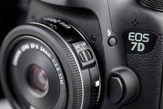 Canon 24mm f/2.8 EF-S STM z aparatem Canon EOS 7D Mark II