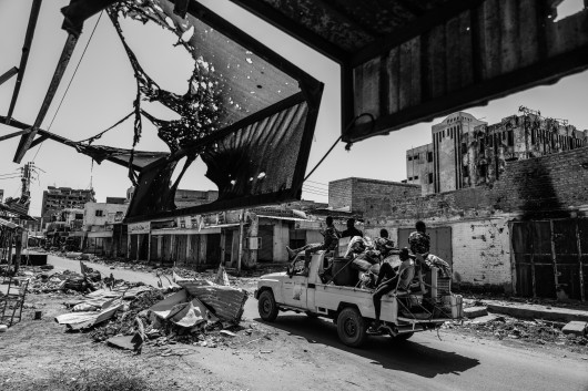 

fot. Abdulmonam Eassa / Le Monde, Sudan’s War: A Nation Trapped / Zwycięzca w kategorii Reportaż, region Afryka / World Press Photo 2026




Po rewolucji z 2019 roku, która obaliła trwającą od dekad dyktaturę, nadzieje Sudanu na demokrację zostały przekreślone przez wojskowy zamach stanu w 2021 roku. Dwa lata później armia i siły paramilitarne zwróciły się przeciwko sobie, rozpoczynając wojnę, która przerodziła się w jeden z najpoważniejszych kryzysów humanitarnych na świecie. W miarę jak głód się nasila, a podstawowe usługi przestają działać, zagraniczne mocarstwa wciąż podsycają konflikt, dostarczając broń. Ponad 13 milionów ludzi zostało zmuszonych do opuszczenia swoich domów, a co najmniej 150 tysięcy straciło życie. ONZ podaje, że w 2025 roku liczba zabójstw cywilów była ponad dwukrotnie wyższa niż rok wcześniej.