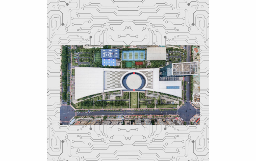 Fot. Zhang Xiangsheng, Assemble the city, 2. miejsce w kat. Series / Drone Photo Awards 2024Podczas sesji zdjęć lotniczych fotograf natknął się na budynki, które uderzająco przypominały komponenty komputerowe. Zaintrygowany tą obserwacją, zaczął zauważać więcej struktur architektonicznych, które przypominały części komputerowe. Odizolowując te budynki od otoczenia, dokładnie zbadał ich strukturę i funkcję. Dla niego struktury te symbolizują krajobraz miejski jako ogromną maszynę, misternie połączoną z ludźmi odgrywającymi główną rolę w jej wewnętrznym działaniu. Poprzez tę eksplorację starał się zrozumieć mechanizmy operacyjne miasta.