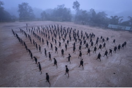 fot. Siegfried Modola, "Inside Myanmar's Armed Uprising", 1. nagroda w kat. Storyboard / Siena International Photo Awards 2023 <br></br><br></br>Birma doświadcza wojny domowej od lutego 2021 roku, kiedy to wojsko obaliło pierwszy demokratycznie wybrany rząd kraju po zamachu stanu z 1962 roku. Obywatele ze wszystkich klas społecznych dołączyli do bojówek i uzbrojonych grup na rzecz wyzwolenia kraju. Niestety, junta odpowiedziała brutalnie i masowo, co doprowadziło do śmierci tysięcy ludzi, w tym prawie 200 dzieci. Według szacunków ONZ, konflikt ten doprowadził również do wysiedlenia ponad miliona osób. W ostatnich miesiącach walki nasiliły się, a Tatmadaw (siły wojskowe w Myanmarze) zwiększyły naloty w całym kraju.