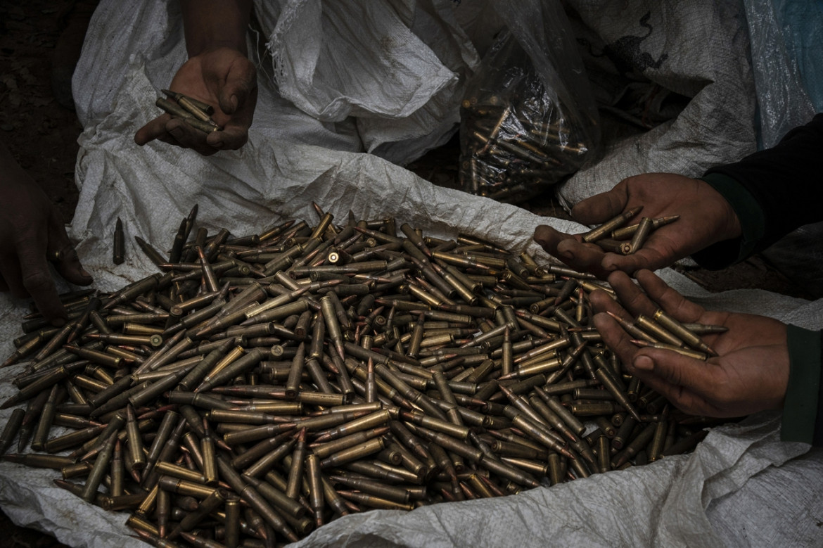 fot. Siegfried Modola, "Inside Myanmar's Armed Uprising", 1. nagroda w kat. Storyboard / Siena International Photo Awards 2023 <br></br><br></br>Birma doświadcza wojny domowej od lutego 2021 roku, kiedy to wojsko obaliło pierwszy demokratycznie wybrany rząd kraju po zamachu stanu z 1962 roku. Obywatele ze wszystkich klas społecznych dołączyli do bojówek i uzbrojonych grup na rzecz wyzwolenia kraju. Niestety, junta odpowiedziała brutalnie i masowo, co doprowadziło do śmierci tysięcy ludzi, w tym prawie 200 dzieci. Według szacunków ONZ, konflikt ten doprowadził również do wysiedlenia ponad miliona osób. W ostatnich miesiącach walki nasiliły się, a Tatmadaw (siły wojskowe w Myanmarze) zwiększyły naloty w całym kraju.