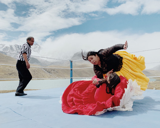 fot. Luisa Dörr, z cyklu The Flying Cholitas, wyróżnienie w konkursie Zeiss Photography Awards 2020Cykl eksploruje temat wrestlingu kobiet w Boliwii. Kiedyś były na marginesie społeczeństwa, jednak po reformach w latach 60. XX wieku zaczęły stawać się symbolem emancypacji.