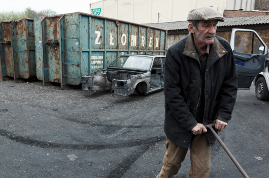 - Eee sąsiedzie... nieźle dojebałeś z tym fajansem. Ze 100 kilo
będzie... 
- Mniej. Z 80...
Waga na skupie pokazała 76. Janek zamienił ciężki piec w
cztery paczki tytoniu i piwko.