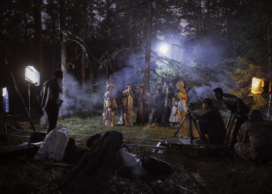 fot. Alexey Vasilyev, z cyklu Sakhawood, wyróżnienie w konkursie Zeiss Photography Awards 2020Seria dokumentuje przemysł filmowy w odległej Jakucji. Rocznie powstaje tam około 10 filmów pełnometrażowych, które choć amatorskie w swojej naturze, to zdobywają coraz większe uznanie na międzynarodowych festiwalach, niejednokrotnie prześcigając hollywodzkie superprodukcje.