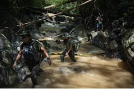 fot. Siegfried Modola, "Inside Myanmar's Armed Uprising", 1. nagroda w kat. Storyboard / Siena International Photo Awards 2023 <br></br><br></br>Birma doświadcza wojny domowej od lutego 2021 roku, kiedy to wojsko obaliło pierwszy demokratycznie wybrany rząd kraju po zamachu stanu z 1962 roku. Obywatele ze wszystkich klas społecznych dołączyli do bojówek i uzbrojonych grup na rzecz wyzwolenia kraju. Niestety, junta odpowiedziała brutalnie i masowo, co doprowadziło do śmierci tysięcy ludzi, w tym prawie 200 dzieci. Według szacunków ONZ, konflikt ten doprowadził również do wysiedlenia ponad miliona osób. W ostatnich miesiącach walki nasiliły się, a Tatmadaw (siły wojskowe w Myanmarze) zwiększyły naloty w całym kraju.