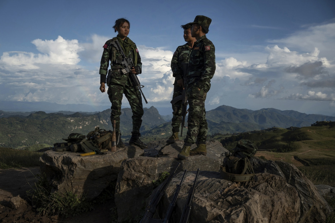 fot. Siegfried Modola, "Inside Myanmar's Armed Uprising", 1. nagroda w kat. Storyboard / Siena International Photo Awards 2023 <br></br><br></br>Birma doświadcza wojny domowej od lutego 2021 roku, kiedy to wojsko obaliło pierwszy demokratycznie wybrany rząd kraju po zamachu stanu z 1962 roku. Obywatele ze wszystkich klas społecznych dołączyli do bojówek i uzbrojonych grup na rzecz wyzwolenia kraju. Niestety, junta odpowiedziała brutalnie i masowo, co doprowadziło do śmierci tysięcy ludzi, w tym prawie 200 dzieci. Według szacunków ONZ, konflikt ten doprowadził również do wysiedlenia ponad miliona osób. W ostatnich miesiącach walki nasiliły się, a Tatmadaw (siły wojskowe w Myanmarze) zwiększyły naloty w całym kraju.