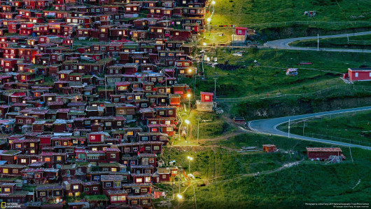 Junhui Fang, FOLLOW THE LIGHT - nagroda publiczności w kategorii Cities | National Geographic Travel Photographer of the Year 2019