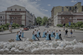 fot. Laetitia Vancon, "Tribute to Odesa", 1. nagroda w kat. Storyboard / Siena International Photo Awards 2023 <br></br><br></br>Odessa jest miastem symbolicznym i strategicznie ważnym, nie tylko dlatego, że posiada klucz do Morza Czarnego, ale także dlatego, że reprezentuje walkę między tożsamością rosyjską i ukraińską, między imperialną przeszłością a demokratyczną przyszłością. W czerwcu 2022 r., pomimo prawie sześciu miesięcy trwającej wojny, Odessa pozostała pod kontrolą Ukrainy, choć nie uszła bez szwanku. Z dala od okropieństw wojny, których świadkami było wielu fotografów, te sceny z codziennego życia uchwyciły istotę zaciekle niezależnego i niezachwianie integracyjnego miasta, symbolizującego niezłomnego ducha całego narodu.