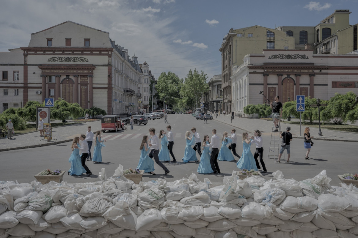 fot. Laetitia Vancon, "Tribute to Odesa", 1. nagroda w kat. Storyboard / Siena International Photo Awards 2023 <br></br><br></br>Odessa jest miastem symbolicznym i strategicznie ważnym, nie tylko dlatego, że posiada klucz do Morza Czarnego, ale także dlatego, że reprezentuje walkę między tożsamością rosyjską i ukraińską, między imperialną przeszłością a demokratyczną przyszłością. W czerwcu 2022 r., pomimo prawie sześciu miesięcy trwającej wojny, Odessa pozostała pod kontrolą Ukrainy, choć nie uszła bez szwanku. Z dala od okropieństw wojny, których świadkami było wielu fotografów, te sceny z codziennego życia uchwyciły istotę zaciekle niezależnego i niezachwianie integracyjnego miasta, symbolizującego niezłomnego ducha całego narodu.