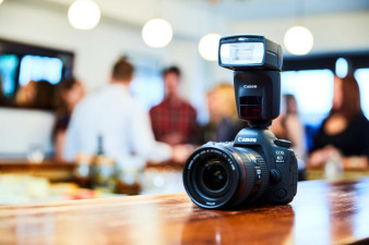 Canon Speedlite 470EX-AI to reporterska lampa z funkcją inteligentnego odbicia światła