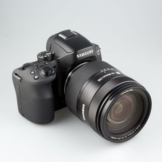 Samsung NX 30 wraz z obiektywem Samsung 16-50 mm f/2-2,8 S ED OIS