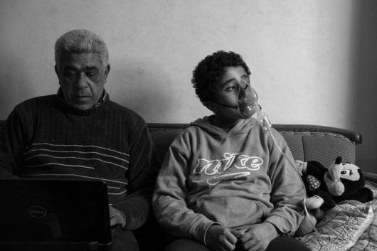 Fot. Mohamed Mahdy, Moon Dust, nagroda w kat. regionalnej Africa / World Press Photo 2026Ponad 30 tysięcy mieszkańców Wadi El-Qamar, znanego również jako Księżycowa Dolina, w zachodniej części Aleksandrii w Egipcie żyje w odległości mniejszej niż 15 metrów od cementowni, która zasypuje ich domy toksycznym pyłem. Dzieci rodzą się z astmą. Rodziny zmagają się z chorobami płuc i nieodwracalnymi uszkodzeniami układu oddechowego. W 2016 roku fotograf - który mieszka w pobliżu i sam choruje na astmę - zaczął dokumentować ich historie oraz trwające batalie sądowe.