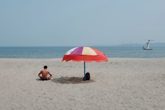 fot. Fabian Muir, z cyklu Shades of Leisure in North Korea

Już samo wspomnienie Korei Pólnocnej przywołuje konkretny obraz kraju, zdominowany przez wojskowe parady, wszechobecne portrety przywódców narodu i plagę głodu z lat 90. XX wieku. Ale życie w Korei Północnej jest znacznie bardziej złożone i ma wiele aspektów, które pomijane są w głównych przekazach. Seria Fabiana Muira to obrazy z różnych części kraju, które starają się omijać utarte schematy i które otwierają przed widzem zupełnie nową perspektywę.