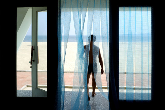 fot. Fabian Muir, z cyklu Shades of Leisure in North Korea

Już samo wspomnienie Korei Pólnocnej przywołuje konkretny obraz kraju, zdominowany przez wojskowe parady, wszechobecne portrety przywódców narodu i plagę głodu z lat 90. XX wieku. Ale życie w Korei Północnej jest znacznie bardziej złożone i ma wiele aspektów, które pomijane są w głównych przekazach. Seria Fabiana Muira to obrazy z różnych części kraju, które starają się omijać utarte schematy i które otwierają przed widzem zupełnie nową perspektywę.