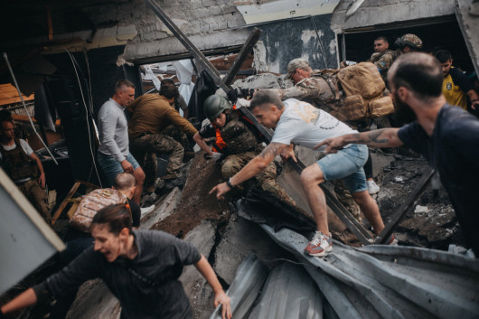 Fot. Wojciech Grzędziński, dla Anadolu Images, 1. miejsce w kat. Stories - Current Events / Grand Press Photo 202427 czerwca 2023 roku rosyjska rakieta Iskander K uderzyła w restaurację Ria Pizza w Kramatorsku. Wybuch półtonowej głowicy rakiety zabił trzynaście osób, raniąc ponad sześćdziesiąt i niszcząc popularne miejsce spotkań cywilów, pracowników organizacji humanitarnych, żołnierzy i dziennikarzy. Większość zabitych stanowili pracownicy restauracji.